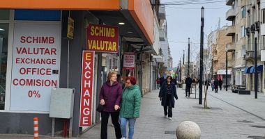 Stire din Economie : Dolarii vechi, "retrogradaţi" la casele de schimb valutar. "Pierd lunar sume importante, nu e corect!"