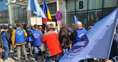 Stire din Economie : Muncitorii de la Şantierul Naval din Mangalia, protest în faţa sediului companiei Damen, în Olanda