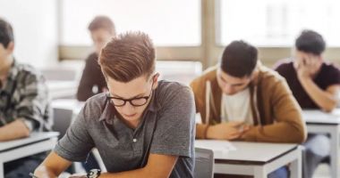 Stire din Cultură-Educație : Simularea examenului de bacalaureat continuă marţi cu proba scrisă obligatorie a profilului