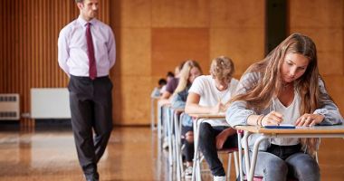 Stire din Cultură-Educație : Simularea examenului de Bacalaureat continuă miercuri cu proba scrisă la alegere a profilului