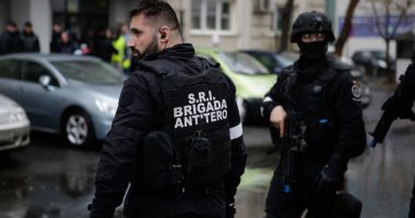 Stire din Eveniment : Alertă la trei instituţii publice! Au primit prin poştă câte un plic cu un praf suspect