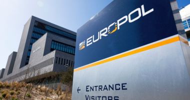 Stire din Actualitate : Comisia Europeană doreşte întărirea Europol şi dublarea efectivelor sale