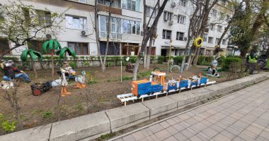 Se poate și așa! Povestea creațiilor din materiale reciclabile, cu QR code, expuse în grădina unui bloc - 2