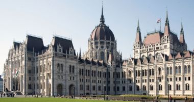 Stire din Actualitate : Parlamentul ungar a adoptat revizuirea Constituţiei cu măsuri sociale conservatoare