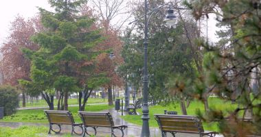 Stire din Social : Cod galben la Constanța, în weekend: ploi, vijelii și descărcări electrice