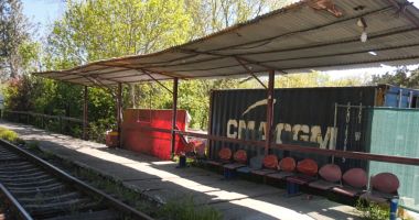 Stire din Social : Turiști printre șantiere! CFR reabilitează gările în paragină, din stațiuni