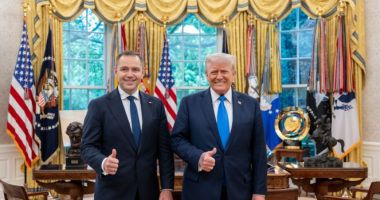 Stire din Actualitate : Candidatul naţionalist la preşedinţia Poloniei, primit de Donald Trump