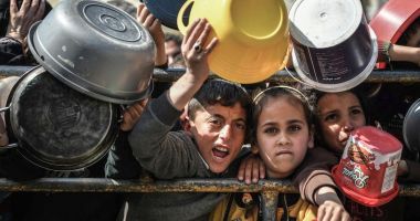 Stire din Actualitate : Raport ONU: Copiii înfometaţi din Gaza caută hrană în grămezile de gunoi