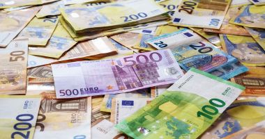 Euro a ajuns la un maxim istoric şi a trecut pragul psihologic de 5 lei