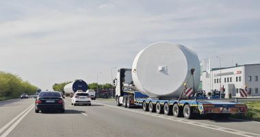 Stire din Eveniment : Transport agabaritic, proptit în podul de după sensul giratoriu Ovidiu - Lumina. Circulaţia e blocată în zonă!