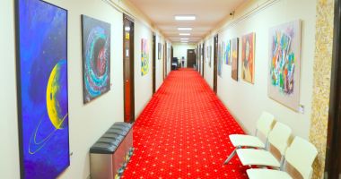 Stire din Cultură-Educație : „Salonul de Primăvară”. Expoziţie de pictură şi grafică, la Primăria Constanţa
