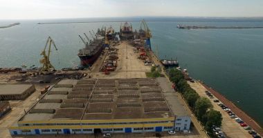 Stire din Economie : Dragaje şi extindere a lungimii cheurilor. Investiţii de anvergură în Zona Midia a Portului Constanţa