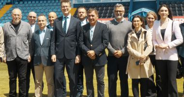 Stire din Sport : Ambasadorul Marii Britanii, Giles Portman, în vizită la Academia Hagi