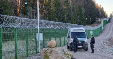 Stire din Actualitate : Finlanda a finalizat construcţia primilor 35 km de gard la graniţa cu Rusia