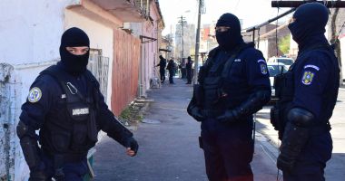 Stire din Eveniment : Peste 200 de percheziţii în ţară în dosare economico-financiare, în cadrul operaţiunii Jupiter