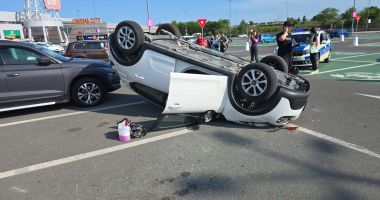 Stire din Eveniment : Accident rutier în parcarea centrului comercial VIVO! O persoană a rămas încarcerată