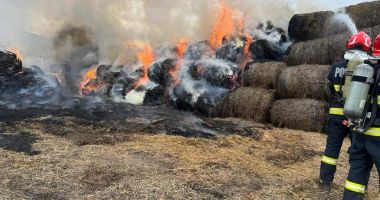 Stire din Eveniment : Incendiu în comuna Chirnogeni! Mai mulți baloțu au fost cuprinși de flăcări