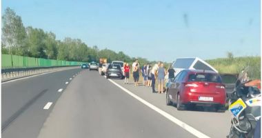 Stire din Eveniment : Un autocar plin cu copii s-a răsturnat pe autostrada A2. Un adult a murit. A fost activat Planul Roşu
