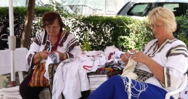 Stire din Cultură-Educație : Ziua Universală a Iei, bluza tradițională cusută cu dor, răbdare și identitate