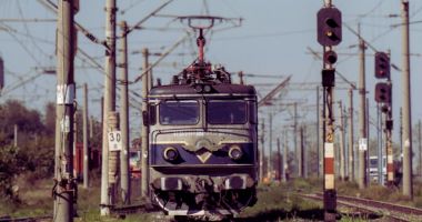 Stire din Economie : Trenurile vor circula cu viteză redusă în zilele următoare, din cauza temperaturilor mari la nivelul şinei