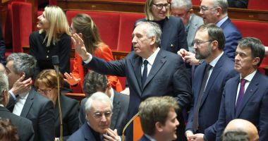 Stire din Actualitate : Criză politică în Franţa. Socialiştii depun moţiune de cenzură contra guvernului