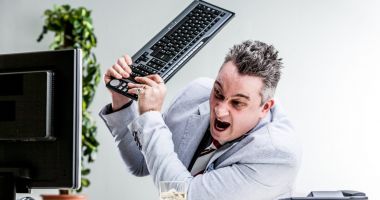 Stire din Economie : Tăieri de sporuri, creşteri de accize, TVA modificat! Românii achită nota de plată după jaful de trei decenii