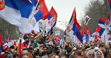 Stire din Actualitate : Sârbii ies în stradă pentru a cere organizarea de alegeri anticipate