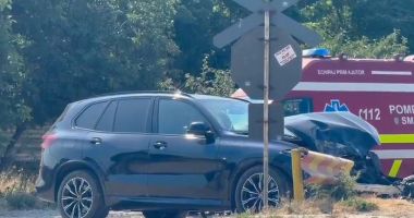 Stire din Eveniment : Accident rutier la Tuzla! Un autoturism a fost lovit de tren