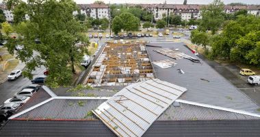 Stire din Actualitate : Ungaria, devastată de o furtună puternică. Pene de curent şi daune grave ale reţelei feroviare