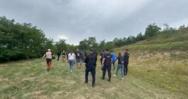 Stire din Eveniment : Bărbatul care și-a ucis partenera și i-a incendiat casa, căutat de autorități în Arad