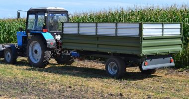 Stire din Eveniment : Doi cetățeni străini care ar fi pătruns ilegal în țară, descoperiți de polițiști în remorca unui tractor
