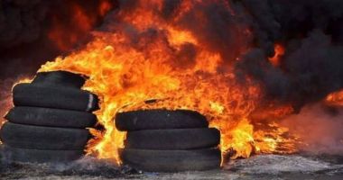 Stire din Eveniment : Pompierii intervin în Portul Constanța. Mai multe cauciucuri au fost cuprinse de flăcări
