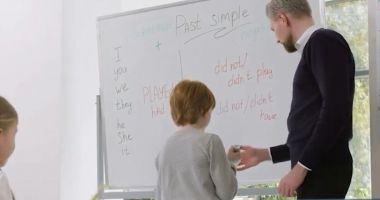 Stire din Cultură-Educație : Catalogul electronic, obligatoriu începând din toamnă