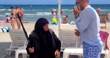 Stire din Eveniment : Scene șocante în Mamaia Nord! O bătrână îl atacă pe administratorul plajei cu bastonul și îl mușcă