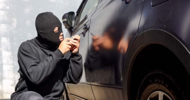 Stire din Eveniment : Hoț de ocazie, prins la Mangalia. A sustras mai multe obiecte de valoare din mașini neasigurate