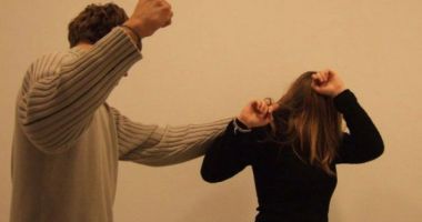 Stire din Eveniment : Un bărbat din Costinești și-a bătut fosta parteneră și a sechestrat-o, deși avea ordin de protecție