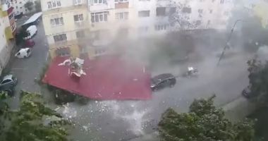 Stire din Eveniment : La un pas de tragedie: un acoperiș a fost smuls de vânt și aruncat pe șosea