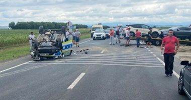 Stire din Eveniment : Impact devastator între trei autoturisme, printre care și o autospecială de poliție