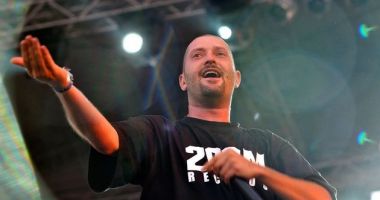 Stire din Eveniment : Cheloo a intrat cu mașina în curtea Catedralei Mântuirii Neamului și a făcut scandal. A ieșit pozitiv la drugtest