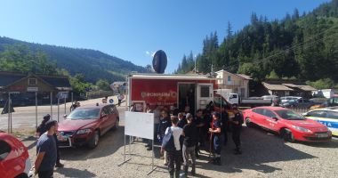 Stire din Eveniment : Sute de voluntari s-au mobilizat în Broşteni. Lucrează cot la cot cu salvatorii