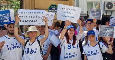 Stire din Cultură-Educație : Sindicaliştii pichetează sediul Ministerului Educaţiei. Profesorii cer demisia ministrului Daniel David