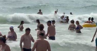 Stire din Eveniment : Marea și-a luat tributul. Turiștii ignoră avertismentele salvamarilor