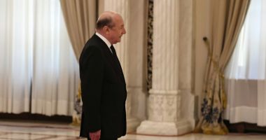Stire din Politică-Administrație : Funeralii Ion Iliescu / Traian Băsescu - moment de reculegere la catafalcul fostului preşedinte