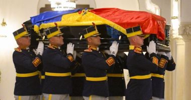 Stire din Politică-Administrație : Funeralii Ion Iliescu / Sicriul fostului preşedinte, dus la mormânt pe un afet de tun