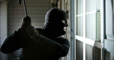 Stire din Eveniment : Bătrâni jefuiți în propria casă. Femeia în vârstă de 88 de ani a fost strânsă de gât pentru pensie
