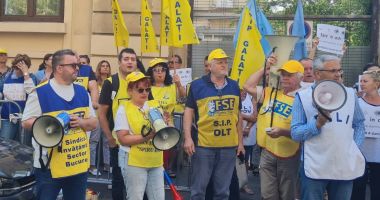 Stire din Cultură-Educație : Sindicatele strâng semnături pentru un proiect care să înlăture măsurile privind profesorii din pachetul fiscal