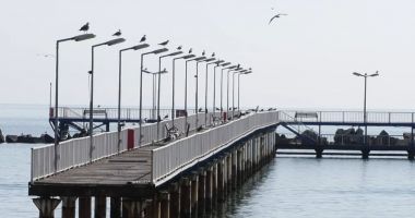 Stire din Social : Ce a fost și ce a ajuns! Pasarela pietonală din Mamaia, o ruină