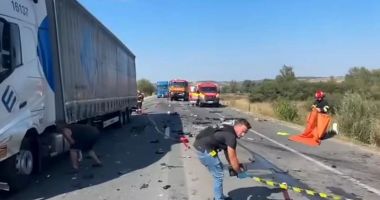 Stire din Eveniment : O șoferiță a murit carbonizată în propria maşină, după ce a intrat în coliziune cu un TIR
