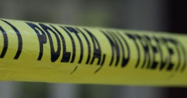Stire din Eveniment : Un bărbat şi-a omorât tatăl cu burghiul. Victima se baricadase în baie de teama fiului violent