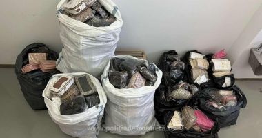 Stire din Eveniment : Sute de genți contrafăcute, în valoare de 170.000 de lei, confiscate de poliţiştii de frontieră, la Mangalia